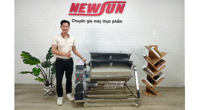 Máy có kích thước nhỏ gọn, được trang bị bánh xe dưới thân máy Máy có kích thước nhỏ gọn, được trang bị bánh xe dưới thân máy