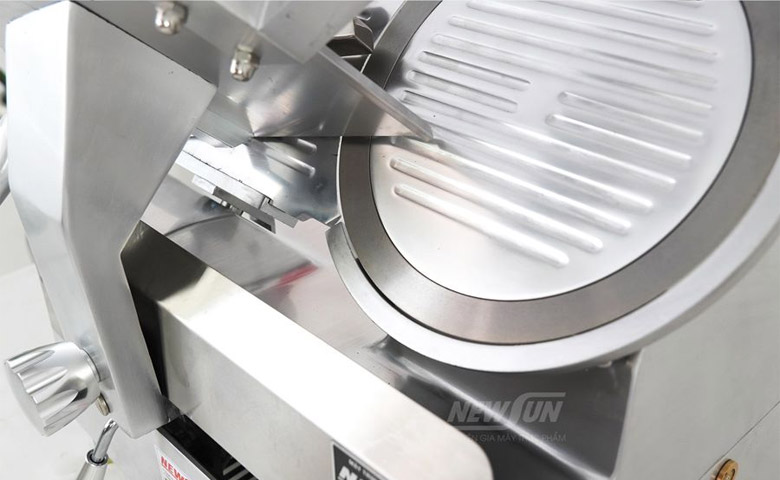 Máy thái thịt se lạnh SL300BN (bản cao cấp) Lưỡi dao cắt đường kính 300mm